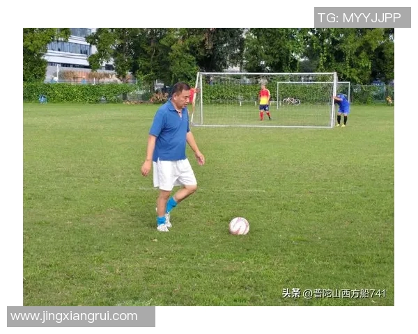 足球明星球员在赛场上的经典姿势与风采解析